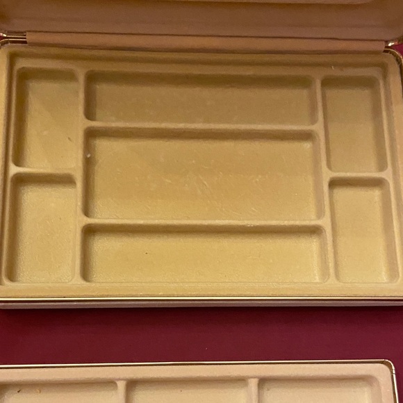 Elegant Cream Jewelry Box - Picture 4 of 9